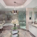 Grande baignoire en marbre rose vif