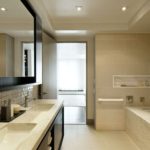 Grand miroir large de salle de bain lumineux