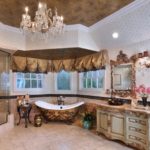 Grande salle de bain baroque en brocart et dorure