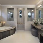 Grande salle de bain et douche avec fenêtres