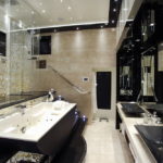 Grand plafond tendu de salle de bain