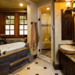 Grande salle de bain rustique