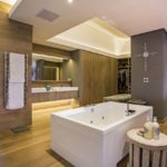 Grande garniture en bois pour salle de bain