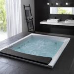 Grande salle de bain avec jacuzzi