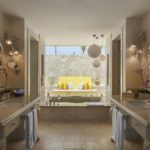 Grande salle de bain avec toutes les commodités