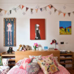 Décor pour les peintures des chambres d'enfants et des guirlandes de drapeaux sur le mur