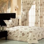 Décor d'une chambre une armoire d'un lit et des rideaux dans un style