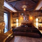 Décor de chambre rustique en bois teinté et soie marron