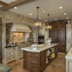 Pierre blanche décorative dans une cuisine de campagne