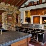 Pierre blanche décorative dans la cuisine avec des carreaux