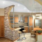 Pierre décorative dans le support de bar de cuisine garni d'ardoise