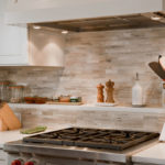 Pierre décorative dans le tablier de cuisine pour la zone de cuisson