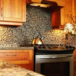 Pierre décorative dans le tablier de cuisine en galets de mer