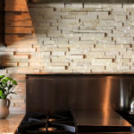 Pierre décorative dans le tablier de cuisine en ardoise