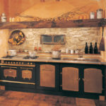 Tablier décoratif en pierre dans la cuisine