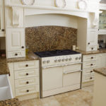 Pierre décorative dans la cuisine classique