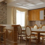 Pierre décorative dans la colonne de la cuisine avec un comptoir de bar attenant