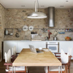 Pierre décorative dans la cuisine finition rustique