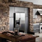 Pierre décorative dans le mur de la cuisine