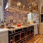 Pierre décorative dans l'arche du mur de la cuisine et carreaux peints