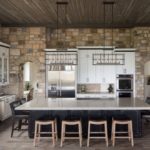 Pierre décorative dans le mur et l'arche de la cuisine