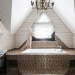 Conception d'une salle de bain dans une maison privée sous un toit