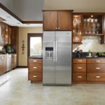 Réfrigérateur à l'intérieur d'une grande cuisine