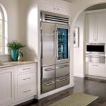 Le réfrigérateur à l'intérieur de la cuisine est en deux parties