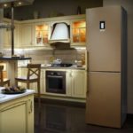 Le réfrigérateur à l'intérieur de la cuisine est autoportant