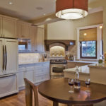 Réfrigérateur à l'intérieur de la cuisine