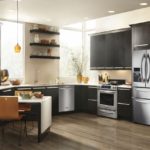 Le réfrigérateur à l'intérieur de la cuisine dans un casque noir