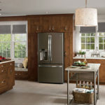 Le réfrigérateur à l'intérieur de la cuisine est intégré dans l'ensemble brun