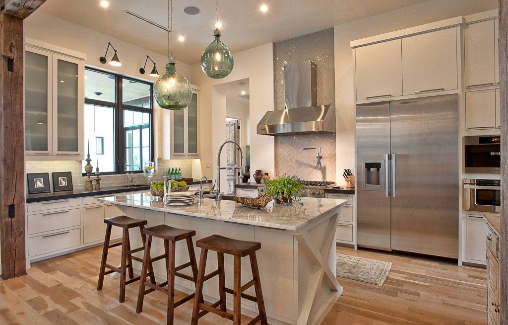 Réfrigérateur de niche à l'intérieur de la cuisine