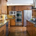 Le réfrigérateur à l'intérieur de la cuisine est encastré dans le mur