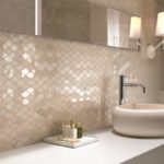 Mosaïque dans la salle de bain rhombique d'éléments mats et miroirs