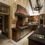 Hotte dans la cuisine garnie de pierre décorative