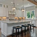 Conception de cuisine dans une table d'île de maison privée avec un bar