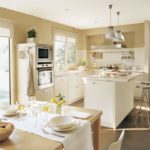 Conception de cuisine dans une disposition de coin de maison privée et une île avec un bar