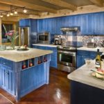 Conception d'une cuisine dans une maison privée de style provençal avec un ensemble lavande