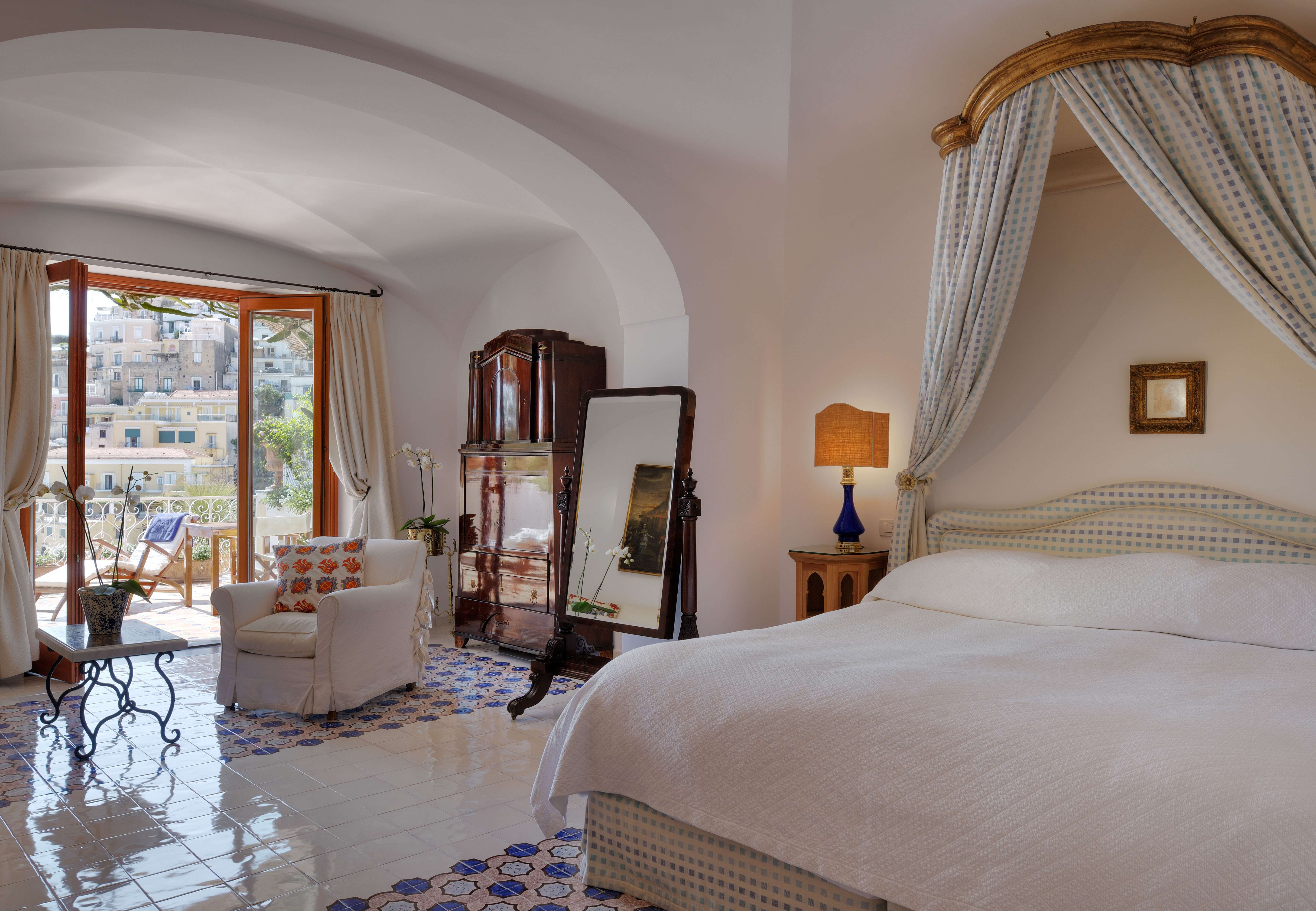 chambre avec balcon ouvert