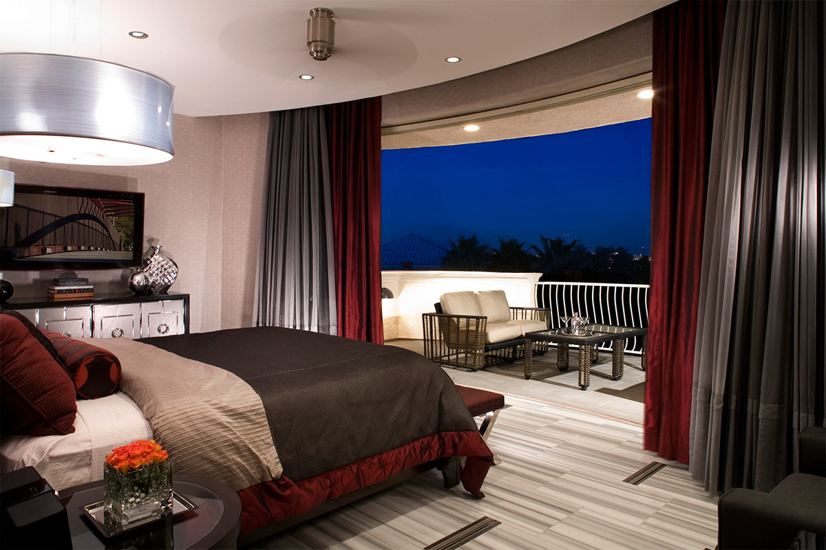 chambre avec balcon aux couleurs sombres
