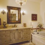 Meubles anciens dans une salle de bain beige