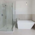 salle de bain avec douche