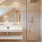 salle de bain avec douche