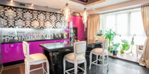 décor de fenêtre dans la cuisine cuisine rose