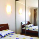 idée d'un intérieur insolite d'une chambre étroite photo