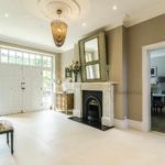 version du design inhabituel du couloir d'une pièce dans une maison privée photo