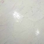 exemple d'utilisation de plâtre décoratif inhabituel à l'intérieur de la salle de bain