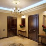 Un exemple d'un couloir intérieur lumineux dans une maison privée