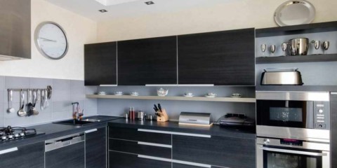 idée d'une cuisine d'angle intérieure lumineuse